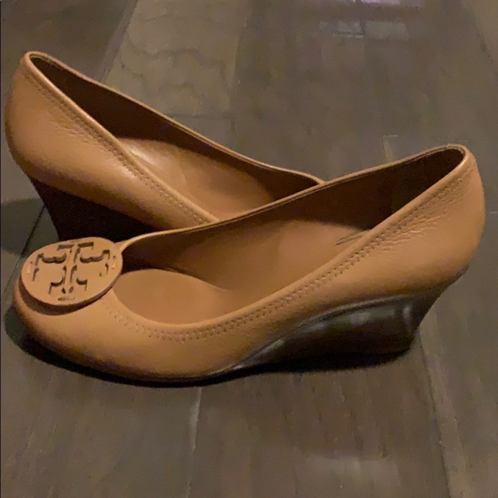 Tory Burch “Sally” wedges, tan tumbled leather